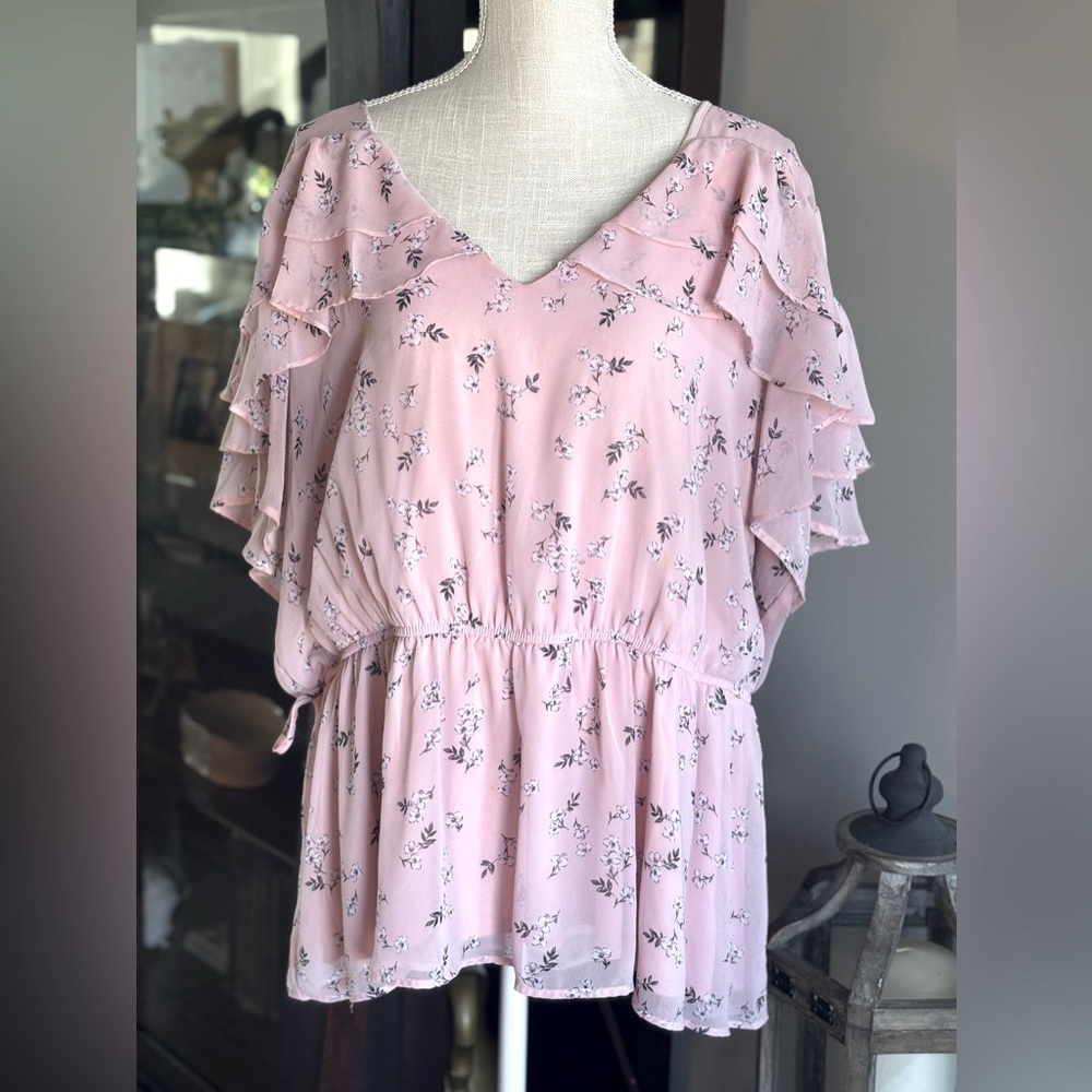 Lane Bryant Ruffled V-Neck Top. Women’s Sz-22 3X Pink Floral. EUC Flattering.